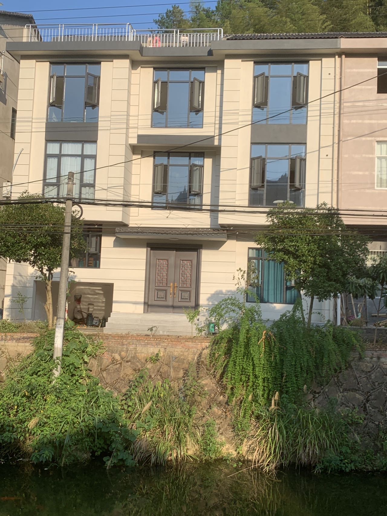 浙江绍兴市诸暨市岭北镇三洲村小院出租，整栋二层，依山傍水，生活便利